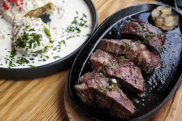 persona escribiendo consulta en formulario web, soporte informativo